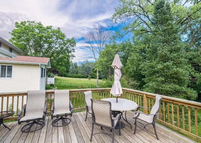Villa Luxury 4 Bedroom With Heated Garage And Deck Near Airport