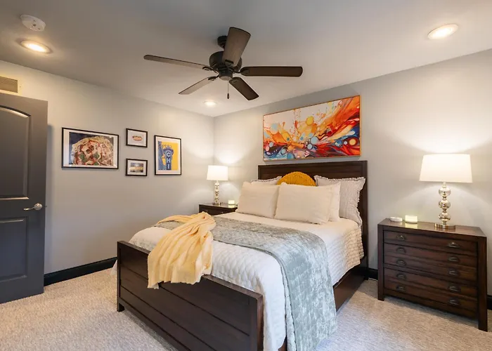 Luxury 4 Bedroom With Heated Garage And Deck Near Airport Peoria