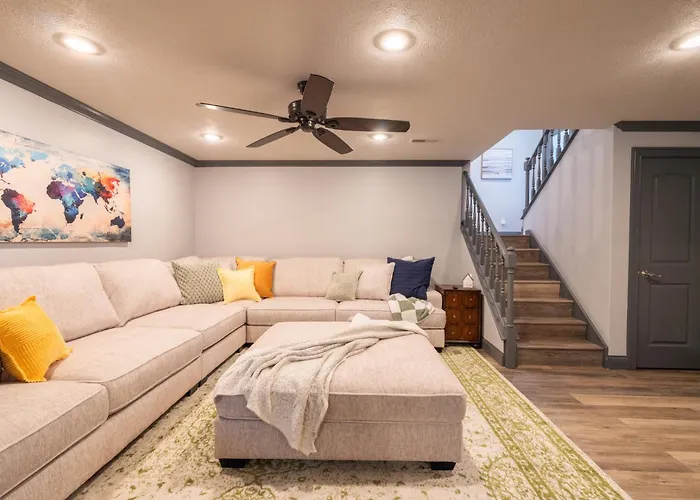 Luxury 4 Bedroom With Heated Garage And Deck Near Airport Villa *