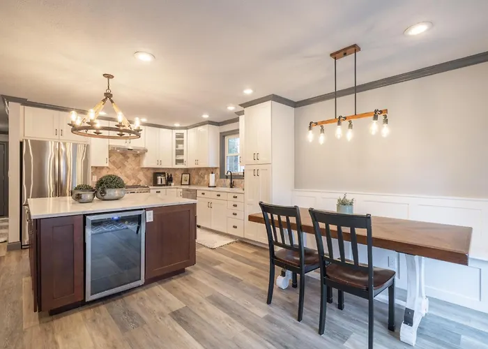 Villa Luxury 4 Bedroom With Heated Garage And Deck Near Airport Peoria