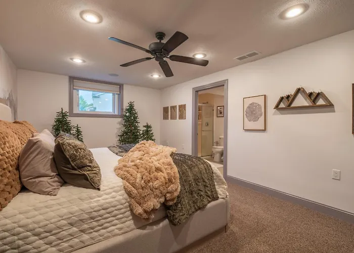 Villa Luxury 4 Bedroom With Heated Garage And Deck Near Airport Peoria