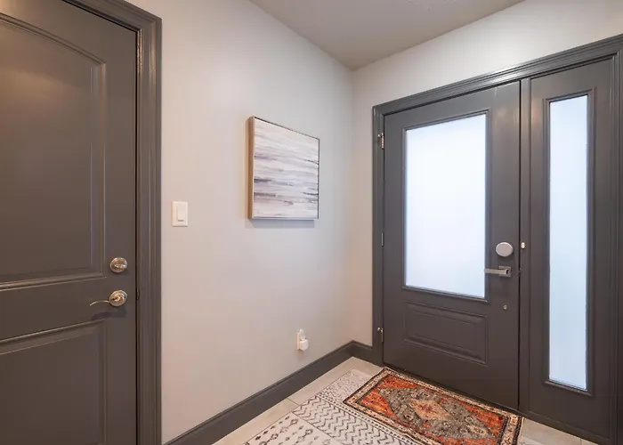 Luxury 4 Bedroom With Heated Garage And Deck Near Airport Villa