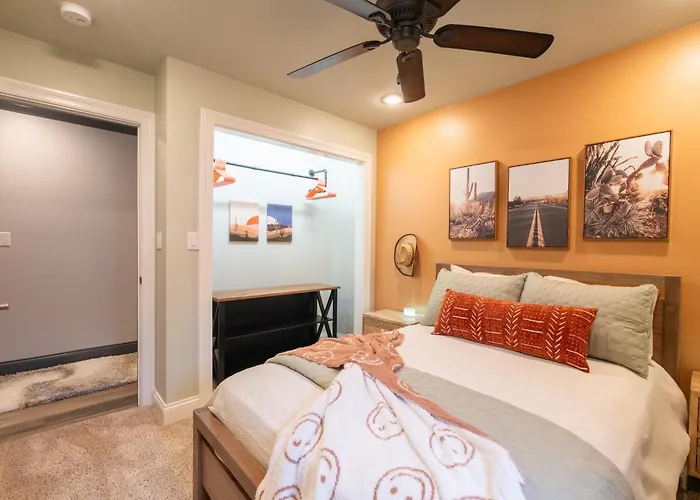 Villa Luxury 4 Bedroom With Heated Garage And Deck Near Airport Peoria