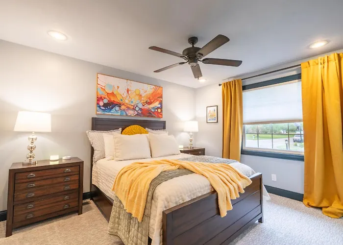 Luxury 4 Bedroom With Heated Garage And Deck Near Airport Peoria