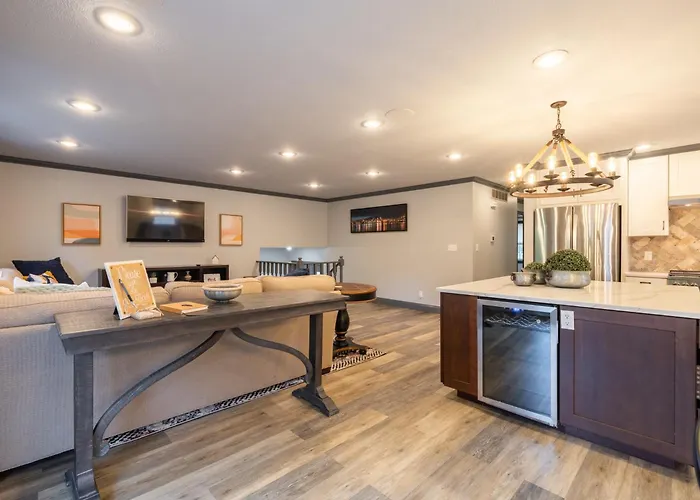 Villa Luxury 4 Bedroom With Heated Garage And Deck Near Airport Peoria
