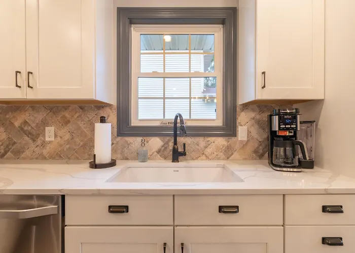 Luxury 4 Bedroom With Heated Garage And Deck Near Airport Villa *