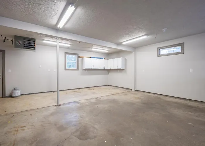 Villa Luxury 4 Bedroom With Heated Garage And Deck Near Airport