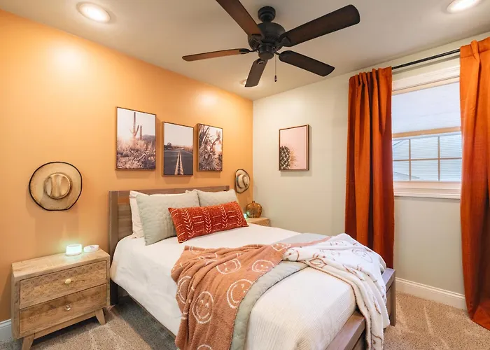 Luxury 4 Bedroom With Heated Garage And Deck Near Airport Villa