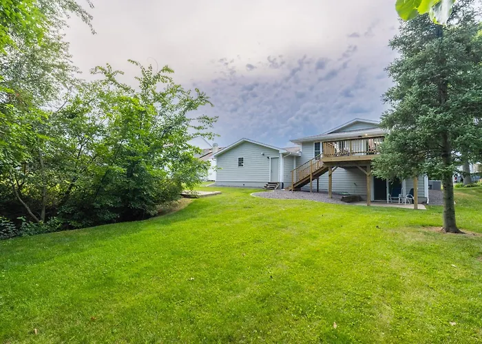 Luxury 4 Bedroom With Heated Garage And Deck Near Airport Villa *