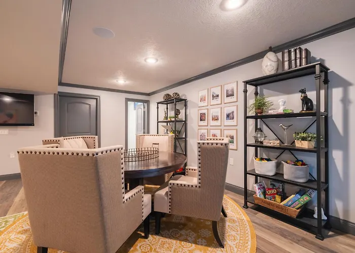 Luxury 4 Bedroom With Heated Garage And Deck Near Airport
