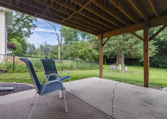 Villa Luxury 4 Bedroom With Heated Garage And Deck Near Airport