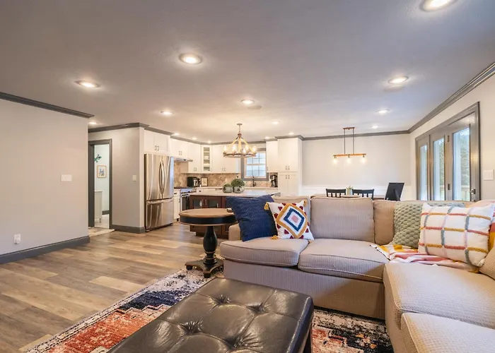 Luxury 4 Bedroom With Heated Garage And Deck Near Airport Peoria