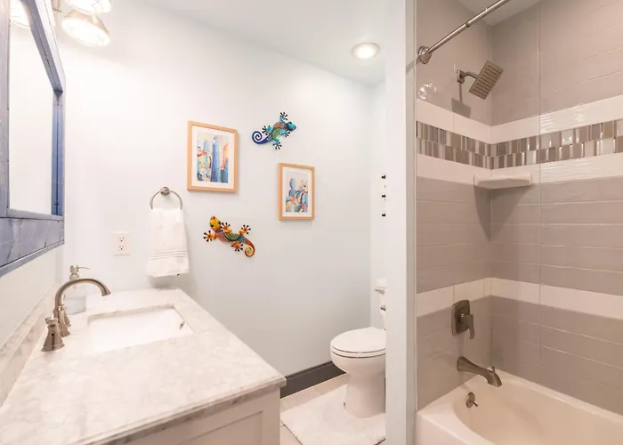 Luxury 4 Bedroom With Heated Garage And Deck Near Airport Villa Peoria