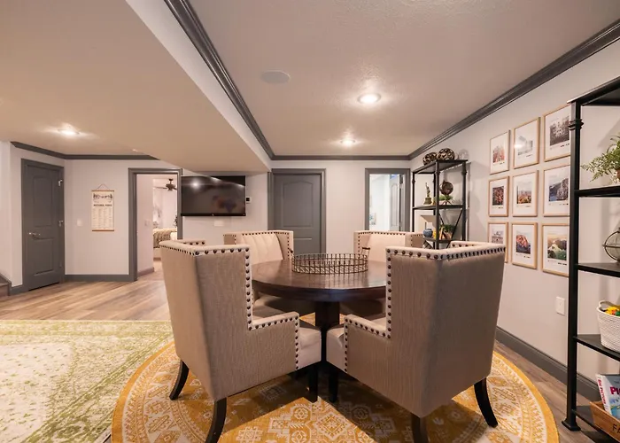 Villa Luxury 4 Bedroom With Heated Garage And Deck Near Airport