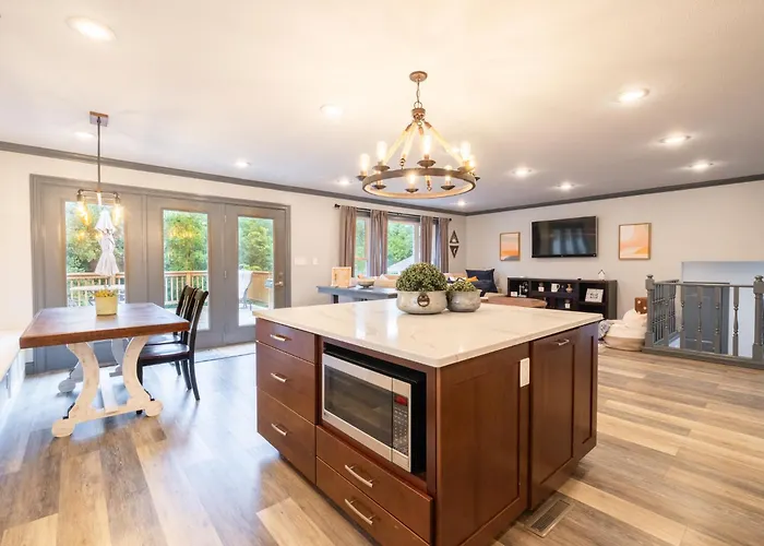 Villa Luxury 4 Bedroom With Heated Garage And Deck Near Airport *