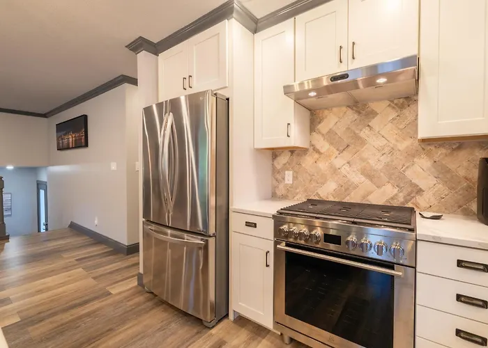 Villa Luxury 4 Bedroom With Heated Garage And Deck Near Airport *