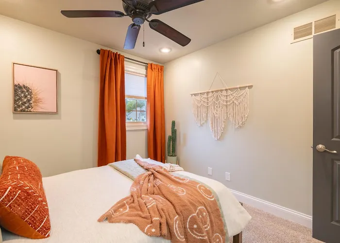 Luxury 4 Bedroom With Heated Garage And Deck Near Airport *
