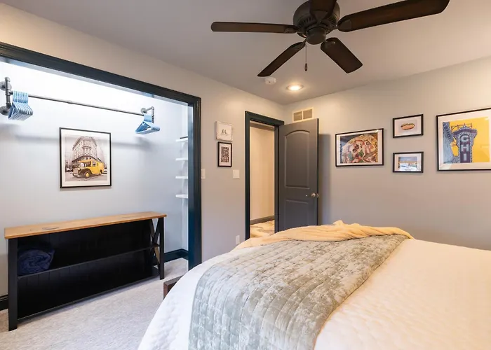 Luxury 4 Bedroom With Heated Garage And Deck Near Airport Villa Peoria