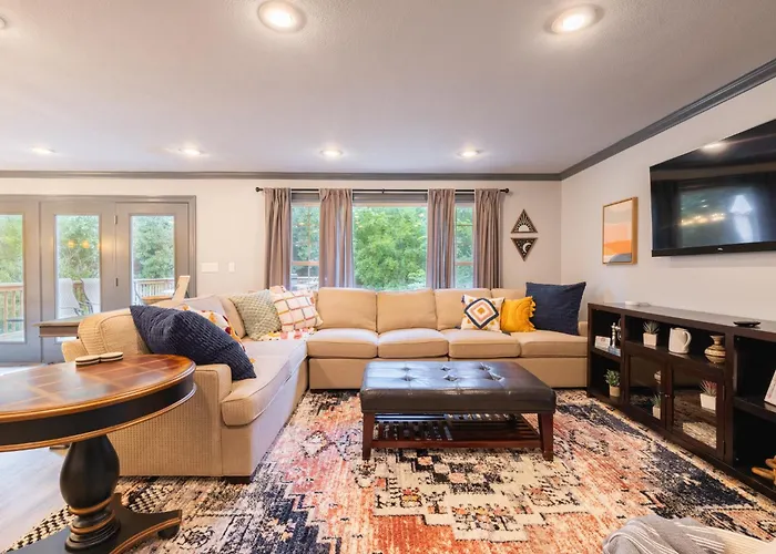 Luxury 4 Bedroom With Heated Garage And Deck Near Airport Villa *
