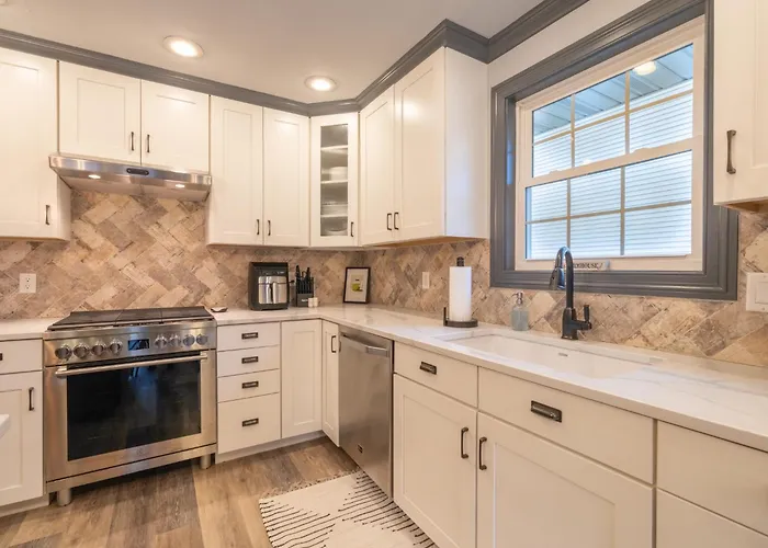 Villa Luxury 4 Bedroom With Heated Garage And Deck Near Airport