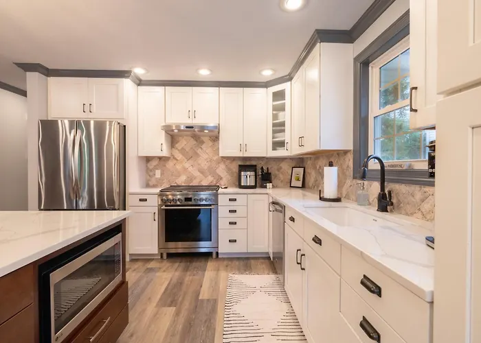 Luxury 4 Bedroom With Heated Garage And Deck Near Airport Villa *