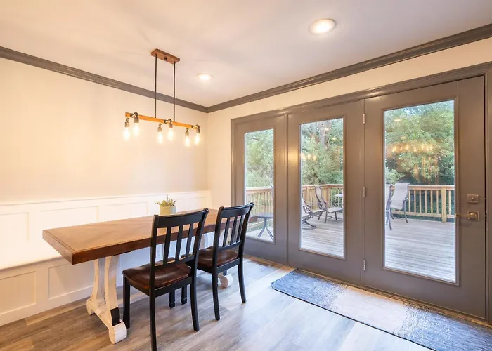 Luxury 4 Bedroom With Heated Garage And Deck Near Airport Villa *