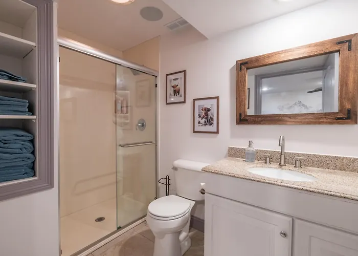 Luxury 4 Bedroom With Heated Garage And Deck Near Airport Villa