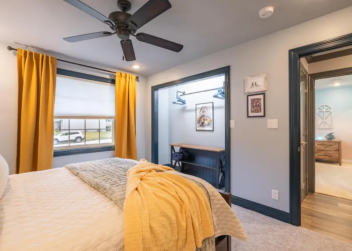 Luxury 4 Bedroom With Heated Garage And Deck Near Airport Peoria