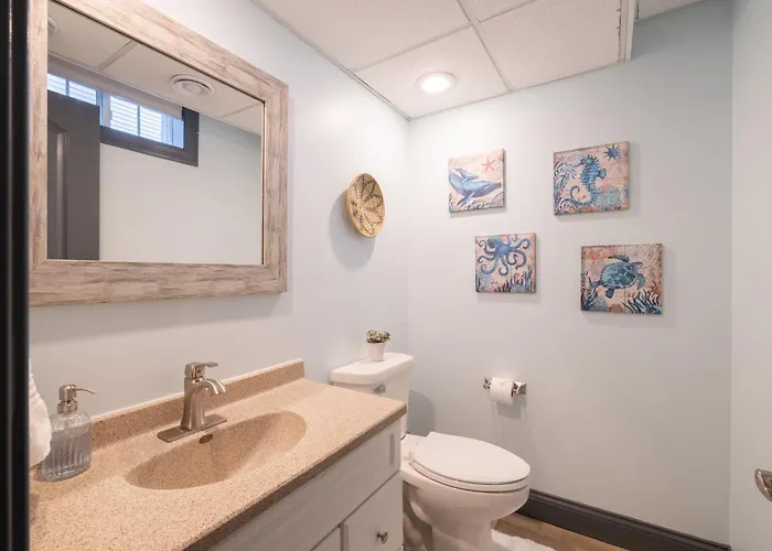 Luxury 4 Bedroom With Heated Garage And Deck Near Airport Villa