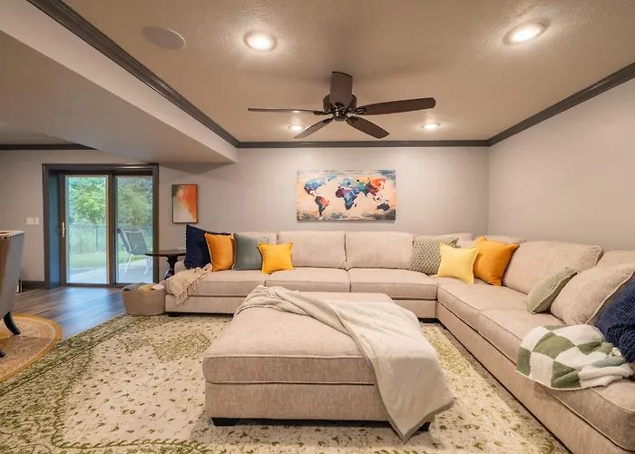 Villa Luxury 4 Bedroom With Heated Garage And Deck Near Airport *
