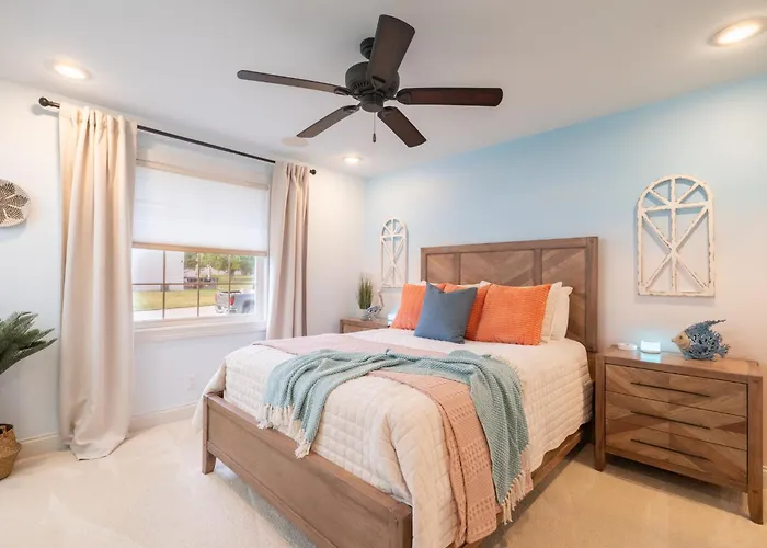 Luxury 4 Bedroom With Heated Garage And Deck Near Airport Villa *