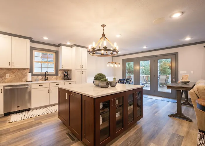 Villa Luxury 4 Bedroom With Heated Garage And Deck Near Airport Peoria
