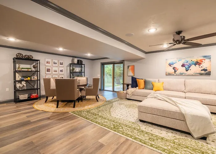 Villa Luxury 4 Bedroom With Heated Garage And Deck Near Airport