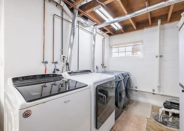 Luxury 4 Bedroom With Heated Garage And Deck Near Airport Peoria