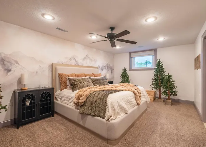 Luxury 4 Bedroom With Heated Garage And Deck Near Airport