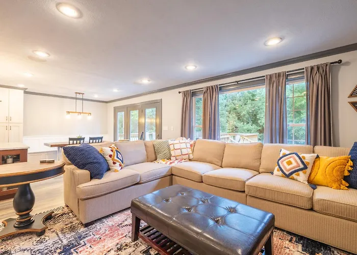 Luxury 4 Bedroom With Heated Garage And Deck Near Airport Villa *