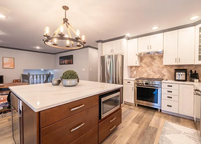 Luxury 4 Bedroom With Heated Garage And Deck Near Airport Villa
