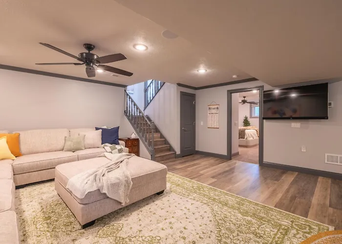 Luxury 4 Bedroom With Heated Garage And Deck Near Airport Villa *