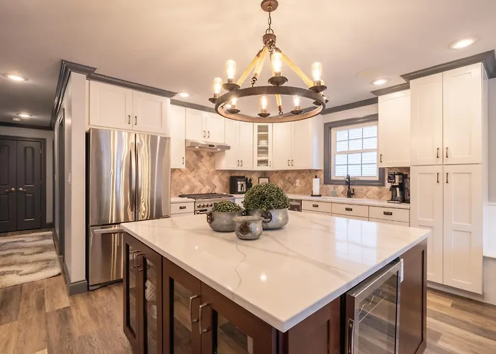 Villa Luxury 4 Bedroom With Heated Garage And Deck Near Airport Peoria