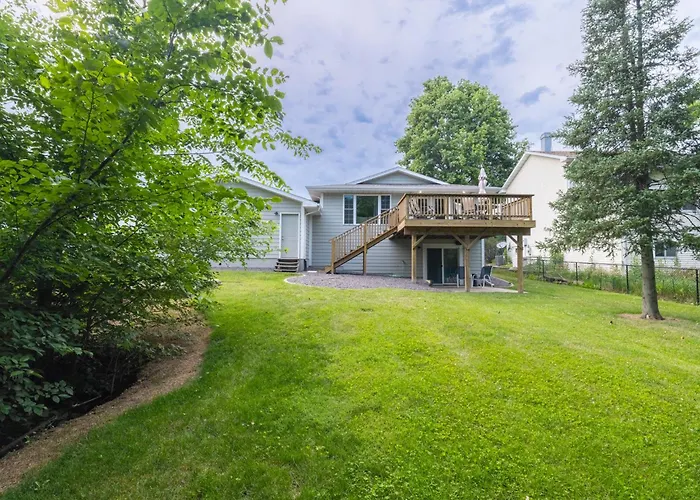 Luxury 4 Bedroom With Heated Garage And Deck Near Airport Villa *