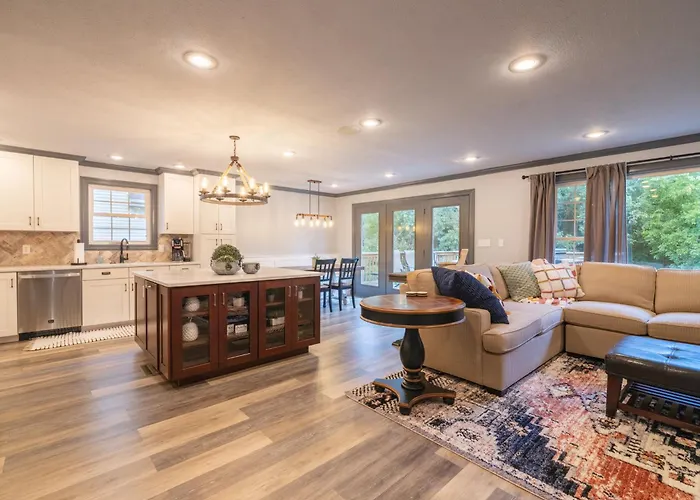 Luxury 4 Bedroom With Heated Garage And Deck Near Airport Villa Peoria