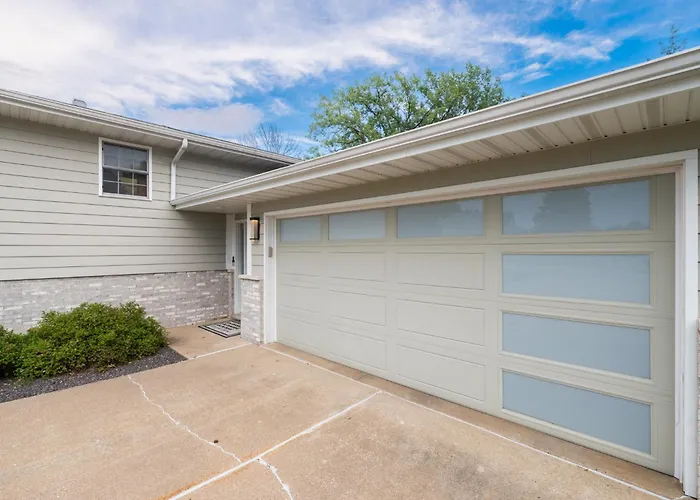 Luxury 4 Bedroom With Heated Garage And Deck Near Airport
