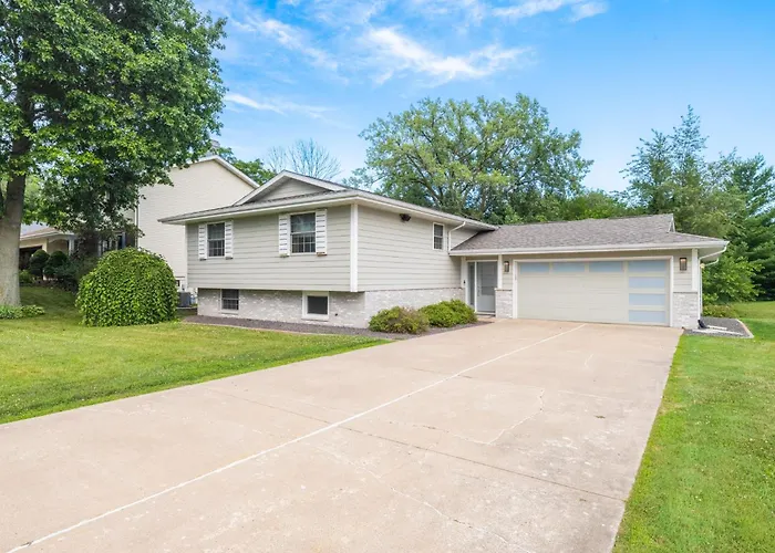Villa Luxury 4 Bedroom With Heated Garage And Deck Near Airport Peoria