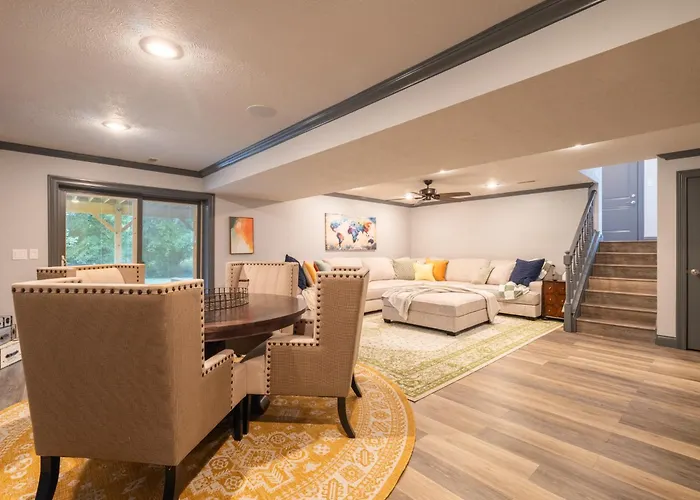 Villa Luxury 4 Bedroom With Heated Garage And Deck Near Airport *